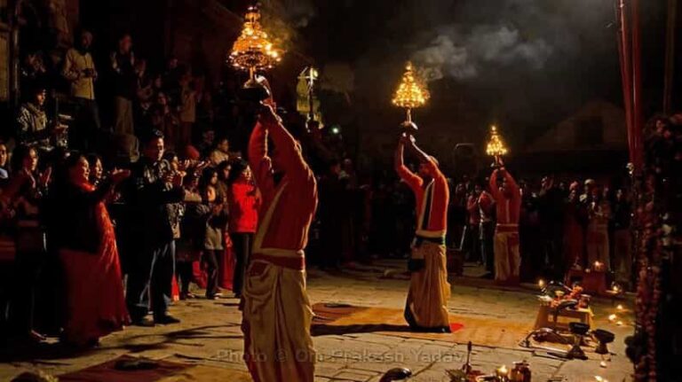 Kathmandu: Pashupatinath Temple Aarti Night Tour - The Temple Architecture You’ll Notice Immediately: Golden Roof and Silver Doors
